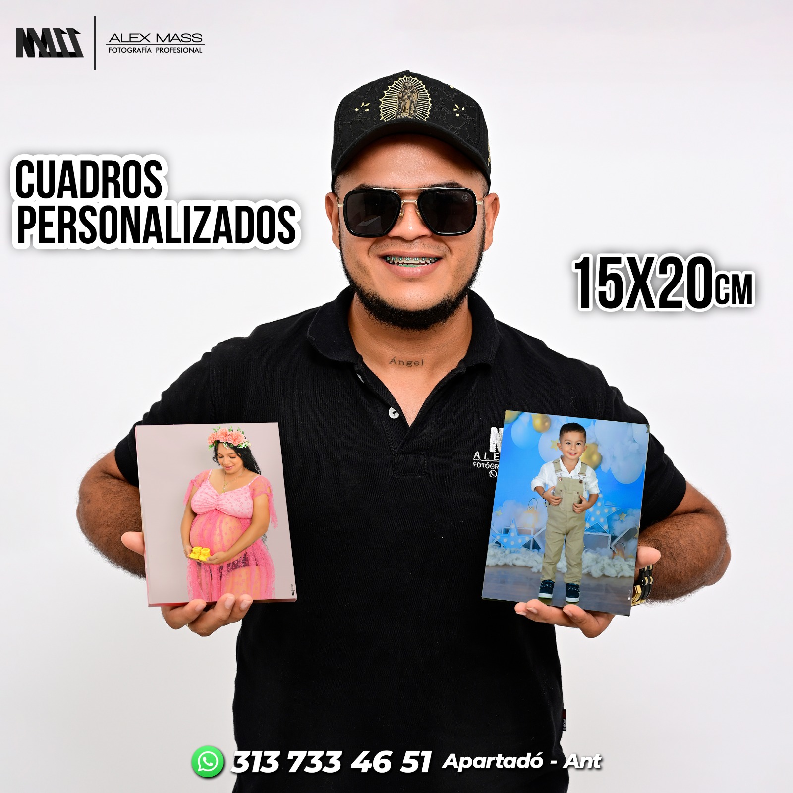 Alex Mass sosteniendo cuadro personalizado a escala real